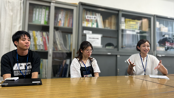 葛飾区立花の木小学校_先生にインタビューしている様子